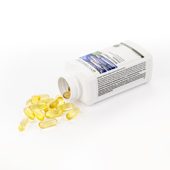 Solusi Lengkap untuk Kesehatan Optimal  Apa Itu Nutrilite™ Double X™? Nutrilite™ Double X™ adalah suplemen multivitamin, multimineral, dan fitonutrisi premium yang dirancang untuk memenuhi kebutuhan nutrisi harian Anda, Produk ini menawarkan kombinasi 12 vitamin esensial, 10 mineral esensial, dan 22 konsentrat tumbuhan yang diolah dengan teknologi mutakhir, Double X juga diperkaya dengan campuran unik PhytoProtect™, yang melindungi sel tubuh hingga 4x lebih kuat dari paparan radikal bebas,  Kenapa Tubuh Anda Membutuhkan Nutrilite™ Double X™? Di zaman modern ini, paparan radikal bebas sulit dihindari. Ditambah dengan pola makan tidak seimbang, kebanyakan orang hanya mendapatkan 2,5 porsi nutrisi harian dari 5 porsi yang direkomendasikan oleh WHO, Akibatnya, tubuh Anda mungkin menunjukkan tanda-tanda kekurangan nutrisi seperti:  Kelelahan yang berkepanjangan, Rambut dan kuku rapuh, Gusi berdarah, Masalah penglihatan,  Nutrilite™ Double X™ hadir untuk mengisi kekurangan ini dan memastikan tubuh Anda tetap sehat dan penuh energi,  Apa yang Membuat Nutrilite™ Double X™ Berbeda?  1. Kandungan Nutrisi Lengkap  12 Vitamin Esensial: Membantu menjaga fungsi tubuh optimal, 10 Mineral Esensial: Mendukung kekuatan tulang, energi, dan metabolisme, 22 Konsentrat Tumbuhan: Mendukung kesehatan dengan fitonutrisi alami, Spektrum 5 Warna Fitonutrisi Hijau: Untuk kesehatan sel tubuh, Putih: Mendukung kesehatan tulang dan sendi, Oranye: Menjaga kesehatan mata, Ungu: Meningkatkan fungsi otak,  Merah: Menjaga kesehatan jantung.